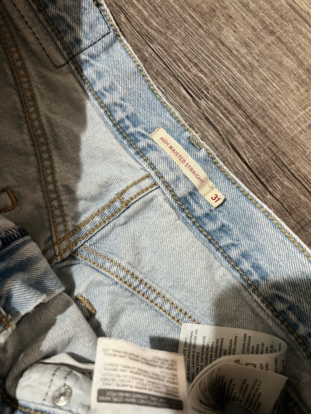 LEVI’S High-Waisted Straight Jeans in Charlie Boy Light Wash - Picture 5 of 9